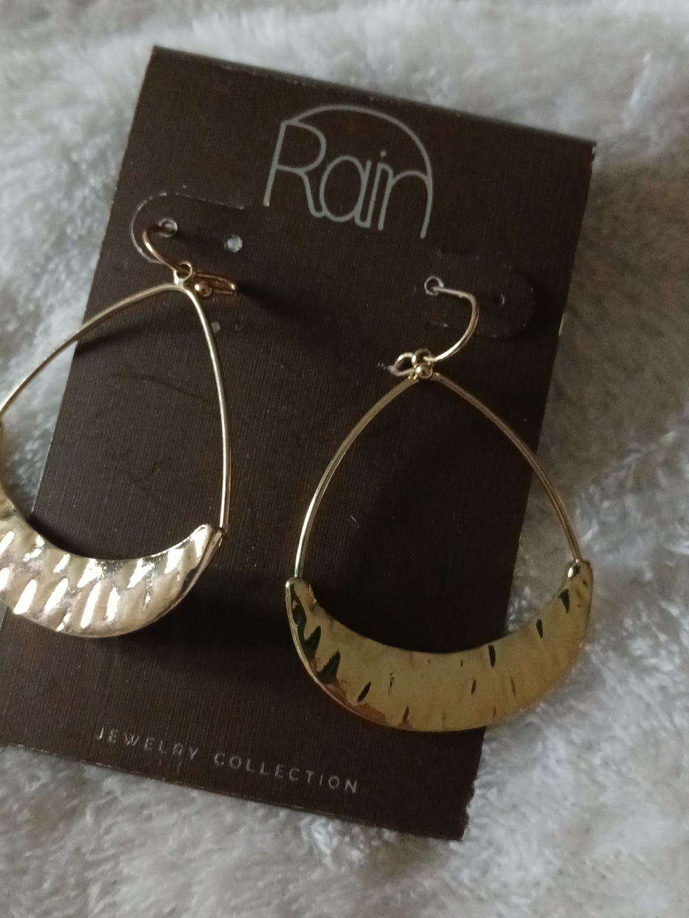 💲RAIN Gold-Tone Crescent Hoop Earrings NWT ON CARD ✨️